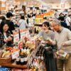 北野エースの店内でセール商品を選ぶ買い物客