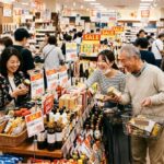 北野エースの店内でセール商品を選ぶ買い物客